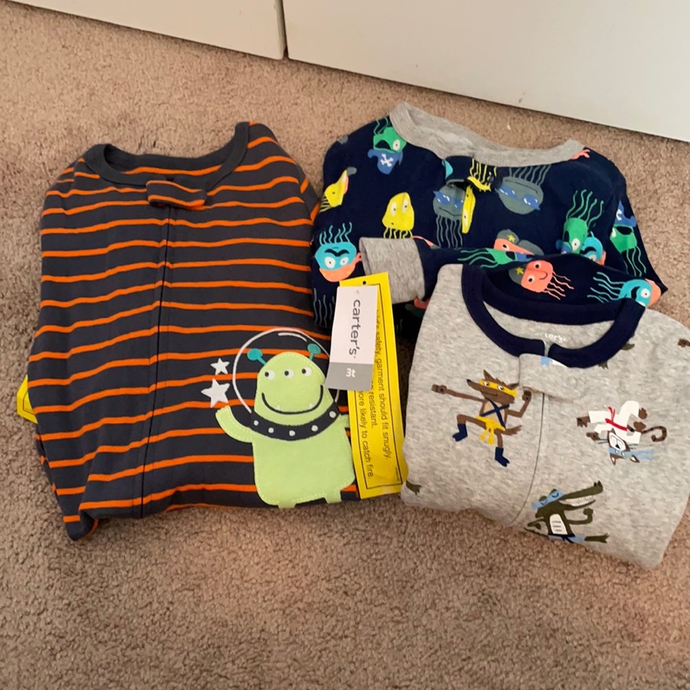 Toddler boys footie pajamas- Carter’s, never worn!